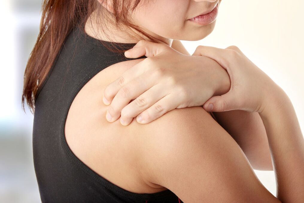 Zervikale Osteochondrose kann von Schmerzen in den Schultern begleitet sein
